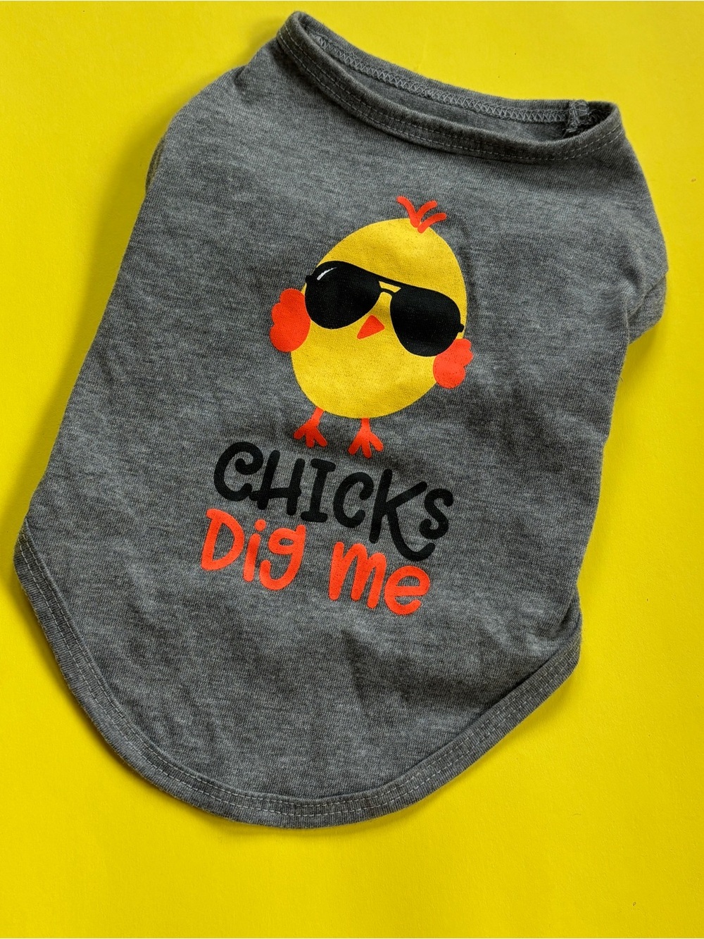Gray 'Chicks Dig Me' Dog Tee with Yellow Chick Graphic
